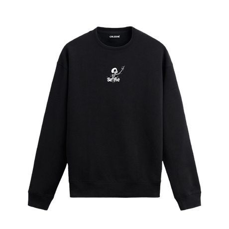 Siyah sweatshirt üzerinde beyaz renkli minimal selfie figürü ve "selfie" yazısı.