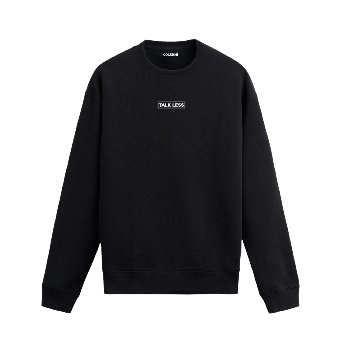 Siyah sweatshirt üzerinde göğüs kısmında beyaz kutu içinde “Talk Less” yazılı minimal tasarım.