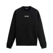 Siyah sweatshirt üzerinde göğüs kısmında beyaz kutu içinde “Talk Less” yazılı minimal tasarım.