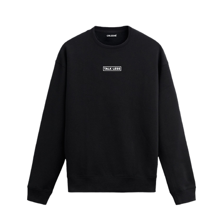 Siyah sweatshirt üzerinde göğüs kısmında beyaz kutu içinde “Talk Less” yazılı minimal tasarım.