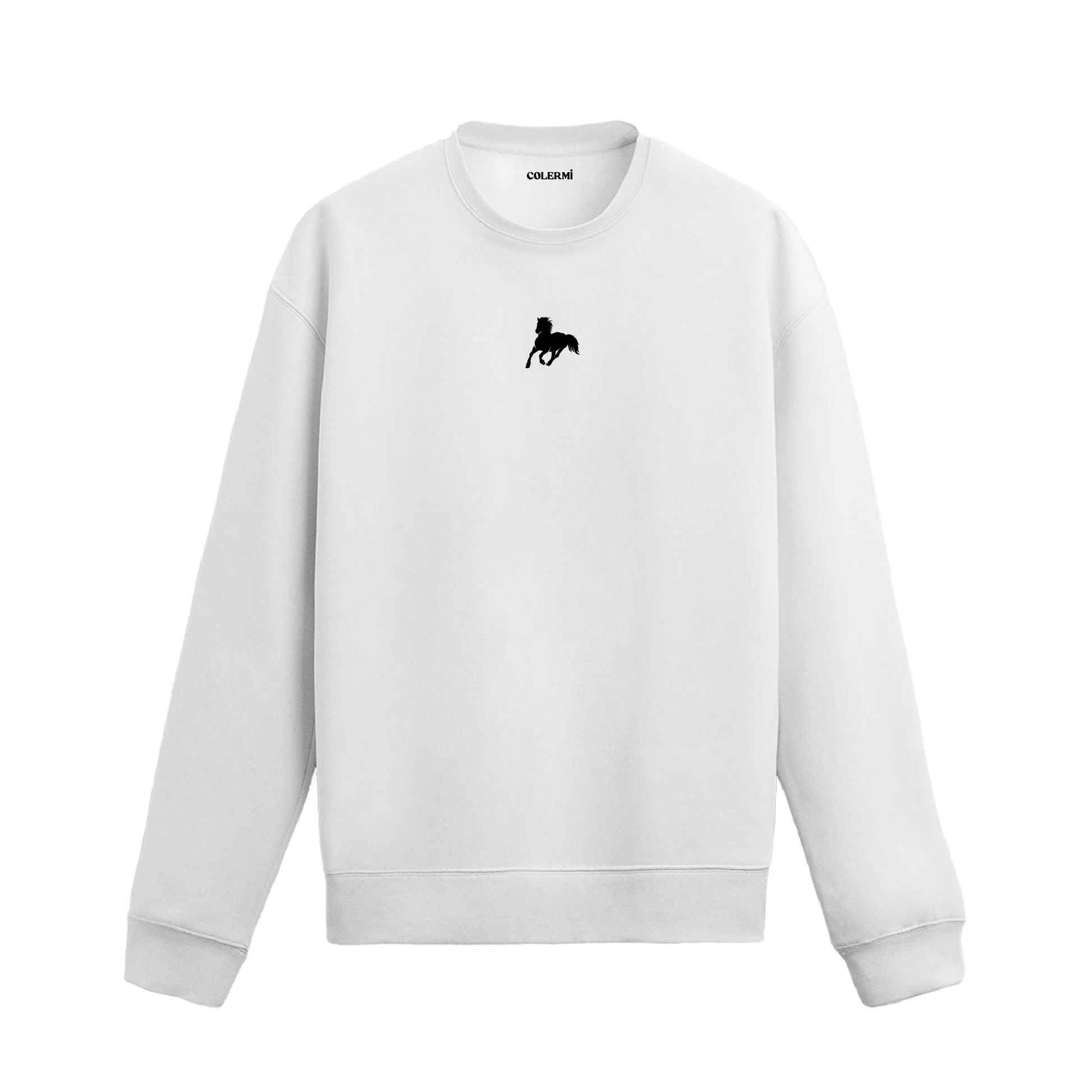 Beyaz sweatshirt üzerinde siyah minimal at figürü tasarımı.