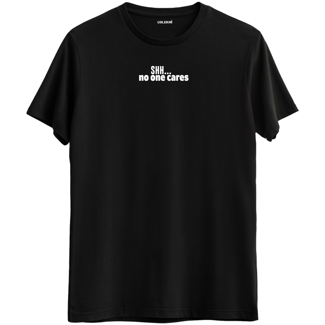Mizahi ve umursamaz ruh halini yansıtan, minimalist tasarımlı siyah Bisiklet Yaka T-Shirt.