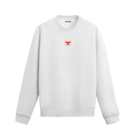 beyaz sweatshirt üzerinde kırmızı-sarı detaylı minimal boğa tasarımı.