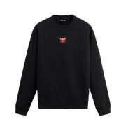 Siyah sweatshirt üzerinde kırmızı-sarı detaylı minimal boğa tasarımı.
