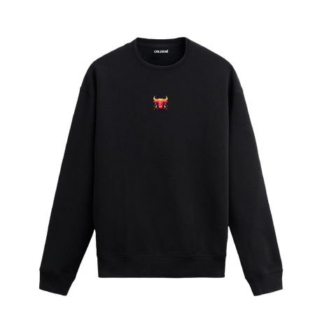 Siyah sweatshirt üzerinde kırmızı-sarı detaylı minimal boğa tasarımı.