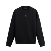 Siyah sweatshirt üzerinde kırmızı minimal daire tasarımı.