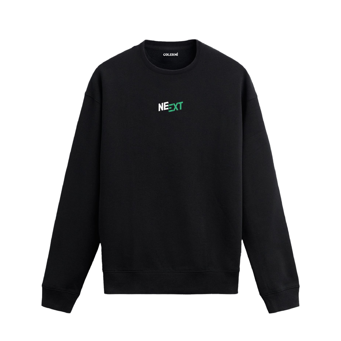 Siyah sweatshirt üzerinde yeşil ve beyaz renklerle yazılmış minimal “NEXT” tasarımı.