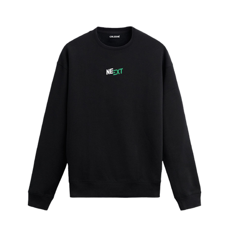 Siyah sweatshirt üzerinde yeşil ve beyaz renklerle yazılmış minimal “NEXT” tasarımı.