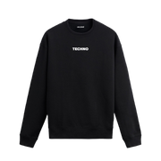Siyah sweatshirt üzerinde beyaz minimal “TECHNO” yazısı.