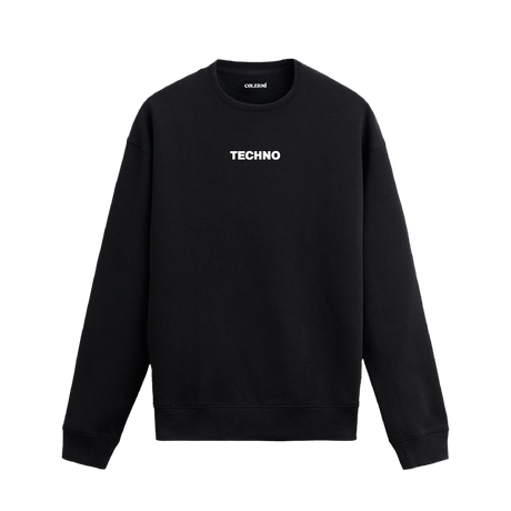 Siyah sweatshirt üzerinde beyaz minimal “TECHNO” yazısı.