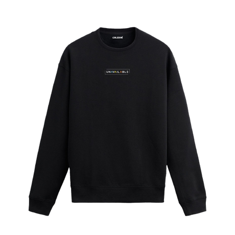 Siyah sweatshirt üzerinde minimal "Unavailable" yazılı tasarım.