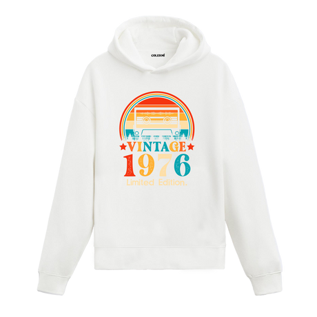 1976 Vintage Hoodie, nostaljik kaset çalar tasarımı ve %100 pamuklu kumaşı ile konforlu ve şık bir stil sunuyor.