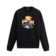 Sahil gün batımı ve motorsiklet tasarımlı siyah sweatshirt.