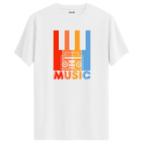 Piyano tuşları, kaset çalar ve “MUSIC” yazılı tişört, enerjik tasarımıyla müzik tutkusunu yansıtan modern bir modeldir.