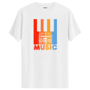 Piyano tuşları, kaset çalar ve “MUSIC” yazılı tişört, enerjik tasarımıyla müzik tutkusunu yansıtan modern bir modeldir.