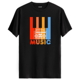 Piyano tuşları, kaset çalar ve “MUSIC” yazılı tişört, enerjik tasarımıyla müzik tutkusunu yansıtan modern bir modeldir.