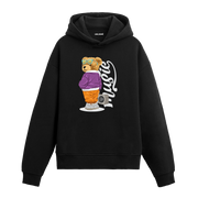 Renkli giysiler giymiş, kulaklık ve müzik çalarla poz veren müzik tutkunu ayıcık baskılı hoodie tasarımı.