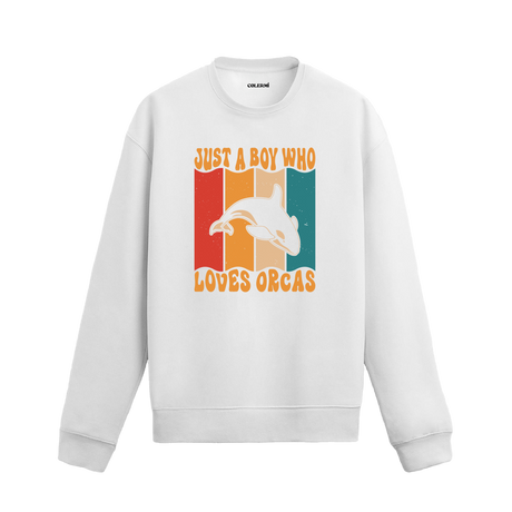 Siyah sweatshirt üzerinde retro tasarımlı orca balinası baskısı ve “Just a Boy Who Loves Orcas” yazısı