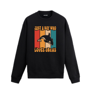 Siyah sweatshirt üzerinde retro tasarımlı orca balinası baskısı ve “Just a Boy Who Loves Orcas” yazısı
