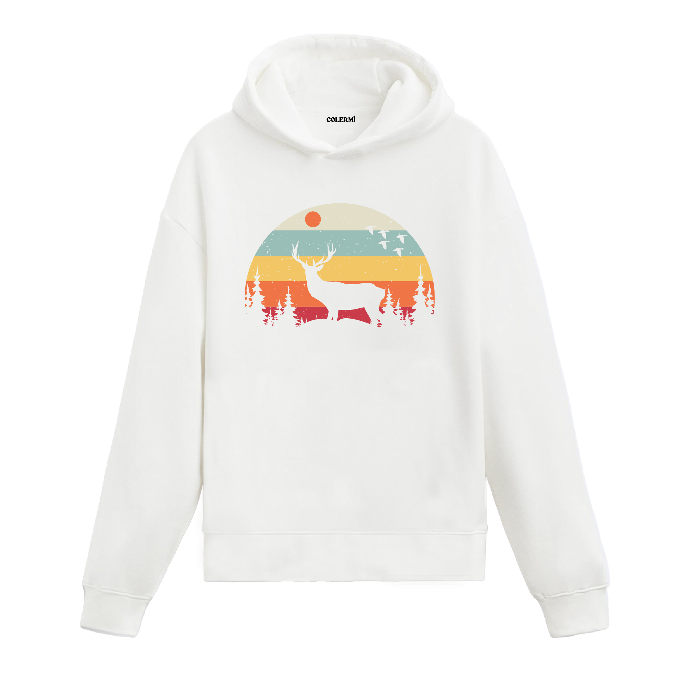 Retro günbatımı ve çam ağaçları fonunda geyik baskılı beyaz hoodie