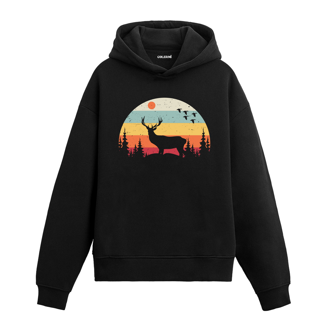Retro günbatımı ve çam ağaçları fonunda geyik baskılı siyah hoodie