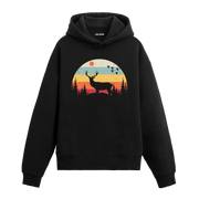 Retro günbatımı ve çam ağaçları fonunda geyik baskılı siyah hoodie
