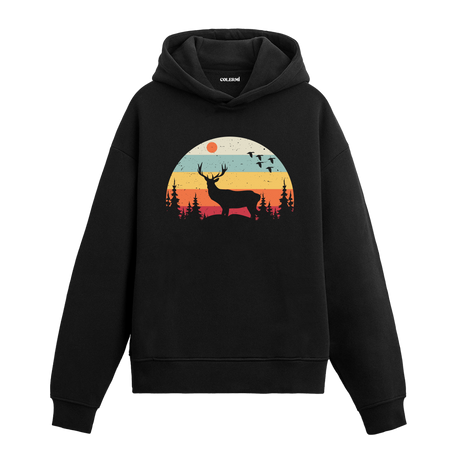 Retro günbatımı ve çam ağaçları fonunda geyik baskılı siyah hoodie