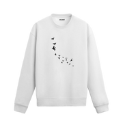 Gökyüzünde süzülen kuş sürüsü figürlü minimalist sweatshirt tasarımı.