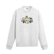 Retro minibüs, gitar ve üzerinde oturan çift figürlü özgür yaşam temalı sweatshirt tasarımı.