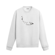 Kuru bir daldan havalanan kuşların özgürlüğü simgelediği minimalist sweatshirt tasarımı.