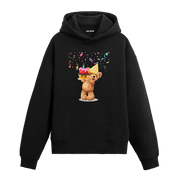 Parti şapkasıyla doğum günü pastası tutan ve konfeti altında kutlama yapan sevimli ayıcık baskılı hoodie tasarımı.