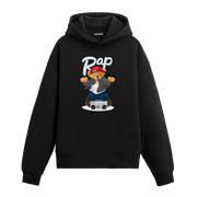 Kırmızı şapka takmış, müzik çalarla poz veren rapçi ayıcık baskılı hoodie tasarımı.