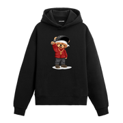 Mikrofon tutan, altın zincirli rapçi tarzında ayıcık figürlü hoodie tasarımı.