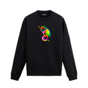 Siyah sweatshirt üzerinde sanatsal ve renkli bukalemun baskısı.