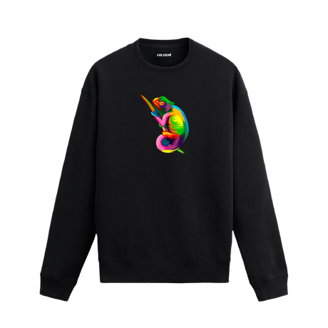 Siyah sweatshirt üzerinde sanatsal ve renkli bukalemun baskısı.
