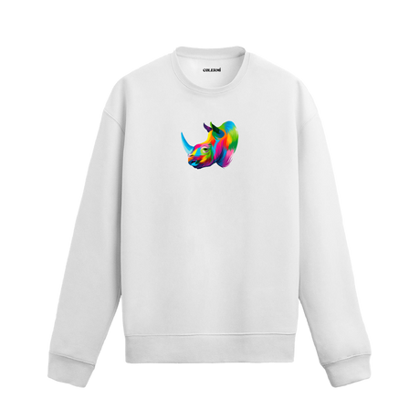 beyaz sweatshirt üzerinde sanatsal ve renkli gergedan başı baskısı.