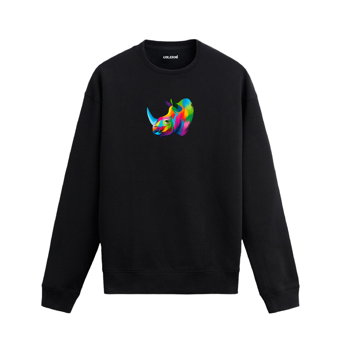 Siyah sweatshirt üzerinde sanatsal ve renkli gergedan başı baskısı.