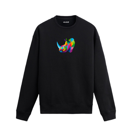 Siyah sweatshirt üzerinde sanatsal ve renkli gergedan başı baskısı.