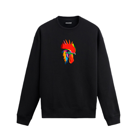 Siyah sweatshirt üzerinde sanatsal ve renkli horoz baskı tasarımı.