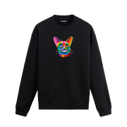 Siyah sweatshirt üzerinde öne bakan renkli kedi tasarımı.