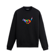 Siyah sweatshirt üzerinde sanatsal renkli kedi baskısı.