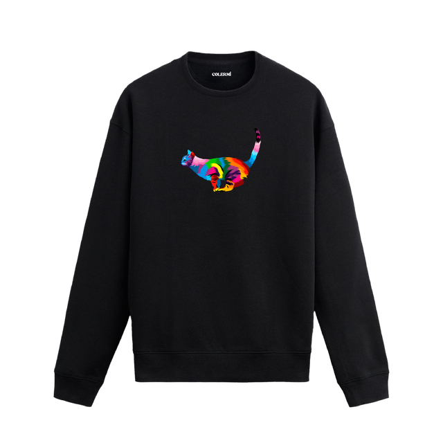 Siyah sweatshirt üzerinde sanatsal renkli kedi baskısı.
