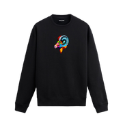 Siyah sweatshirt üzerinde renkli sanatsal koç başı tasarımı.