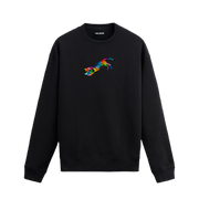 Siyah sweatshirt üzerinde renkli sanatsal leopar baskısı.