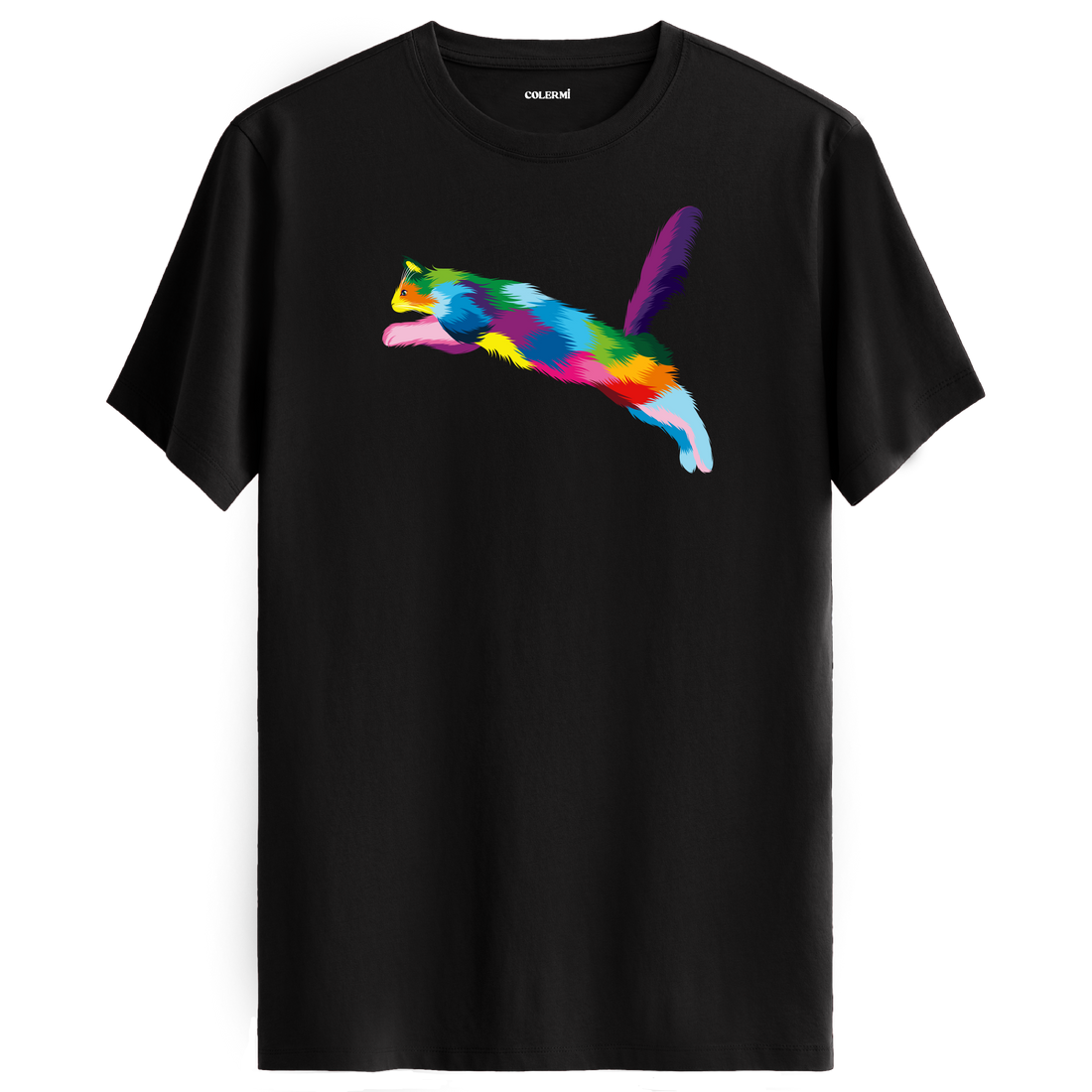 Siyah bisiklet yaka tişört, enerjik sıçrayan kedi tasarımıyla dinamik bir görünüm sunuyor.