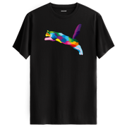 Siyah bisiklet yaka tişört, enerjik sıçrayan kedi tasarımıyla dinamik bir görünüm sunuyor.