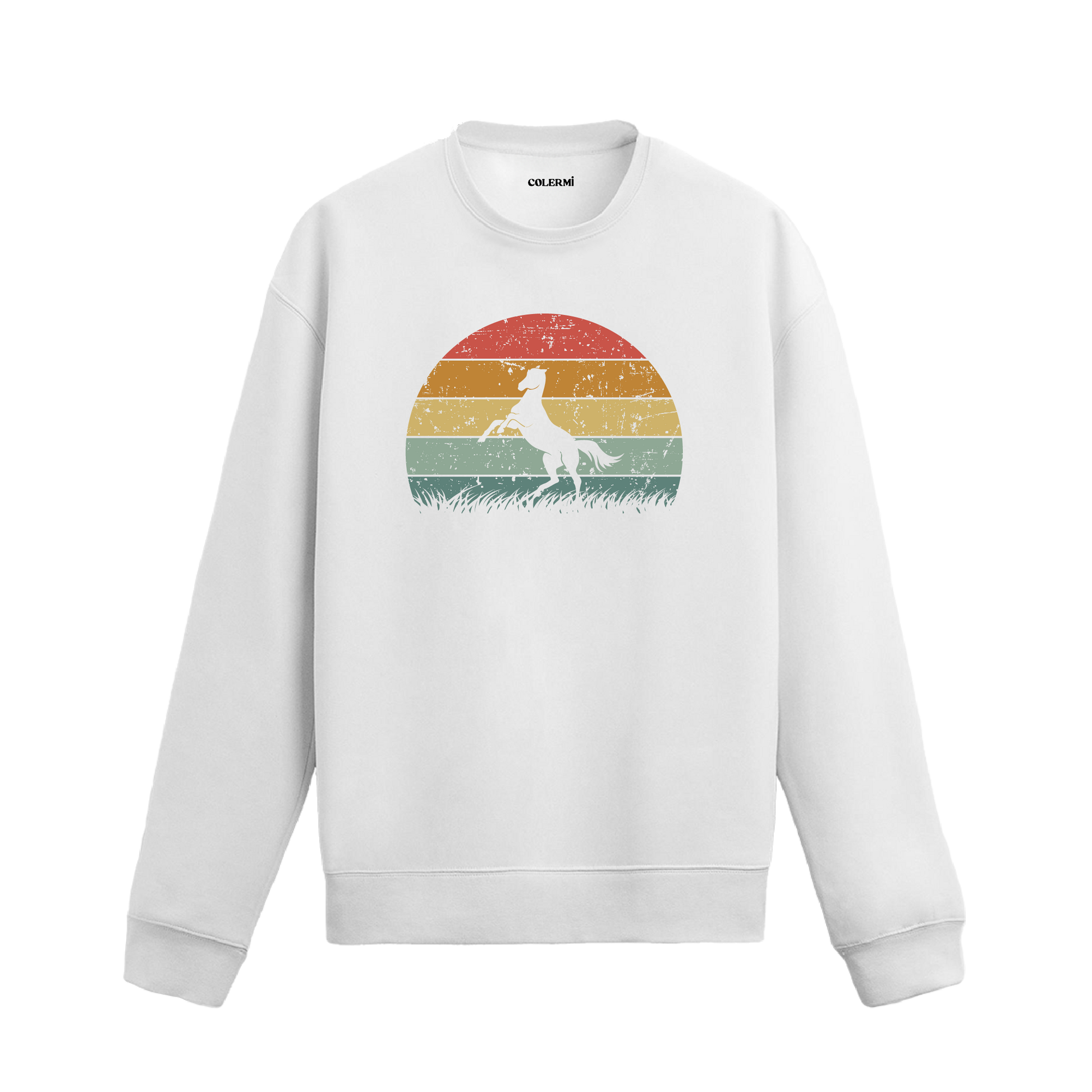 Beyaz sweatshirt üzerinde retro gün batımı fonunda şahlanan at silüeti baskısı