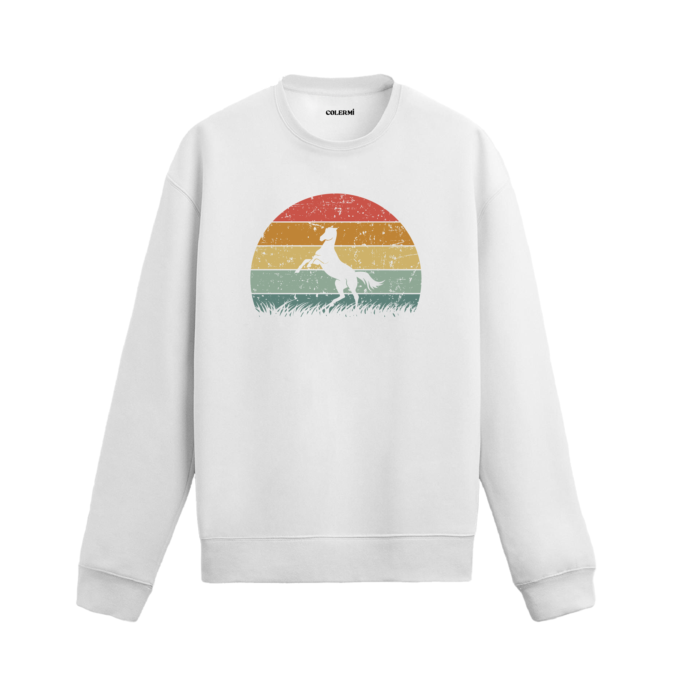 Beyaz sweatshirt üzerinde retro gün batımı fonunda şahlanan at silüeti baskısı