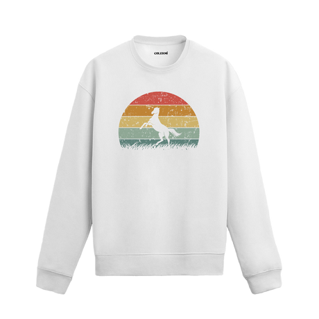 Beyaz sweatshirt üzerinde retro gün batımı fonunda şahlanan at silüeti baskısı