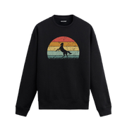 Siyah sweatshirt üzerinde retro gün batımı fonunda şahlanan at silüeti baskısı